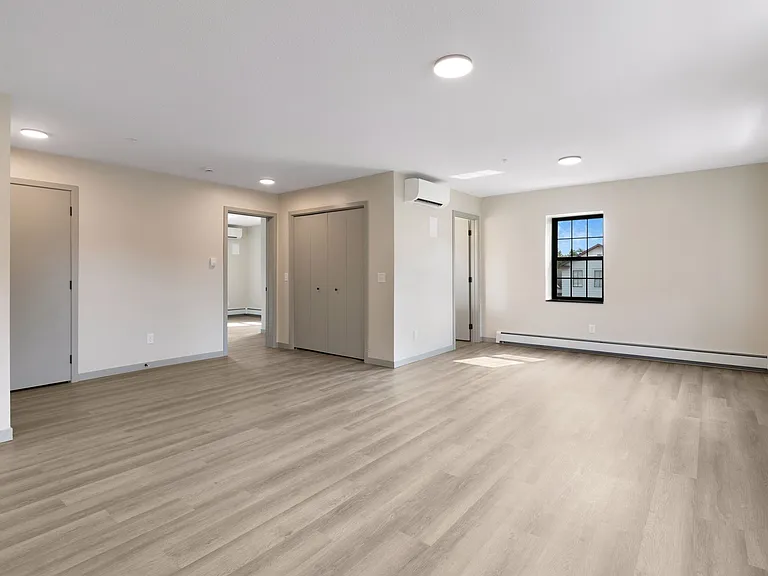 321 6th St E #7 — Photo 4