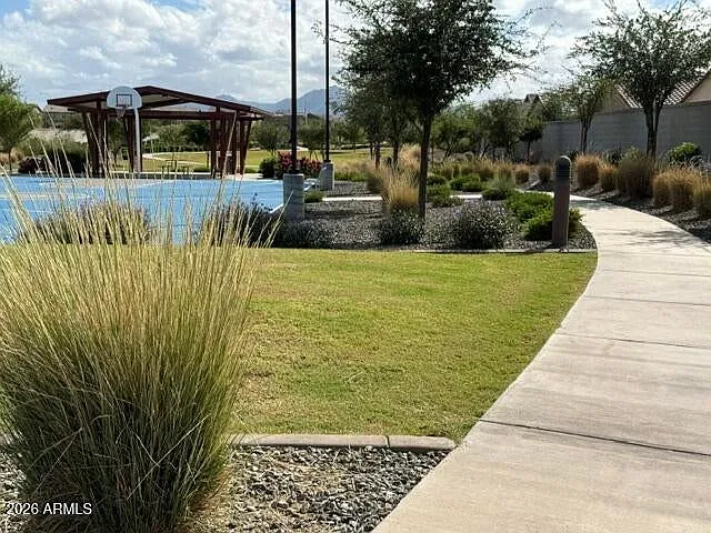 3 bed, 2.5 bath, 2024 sqft, $2,400 — Photo 3