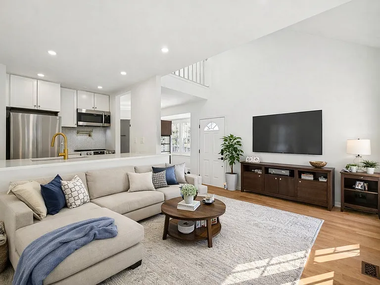 6347 Chimney Wood Ct — Photo 4