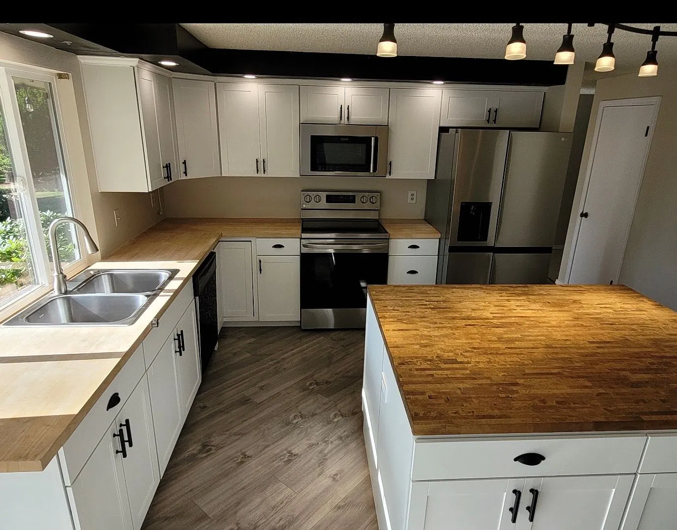 Twin Lakes 4 Bedroom 2.5 Bathroom Rambler Backed onto the Twin Lakes Golf Course! — Photo 3