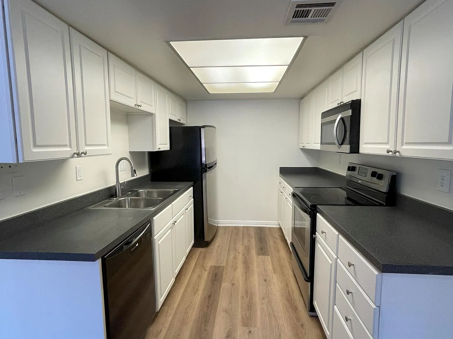 2 bed, 1000 sqft, $2,500 — Photo 4