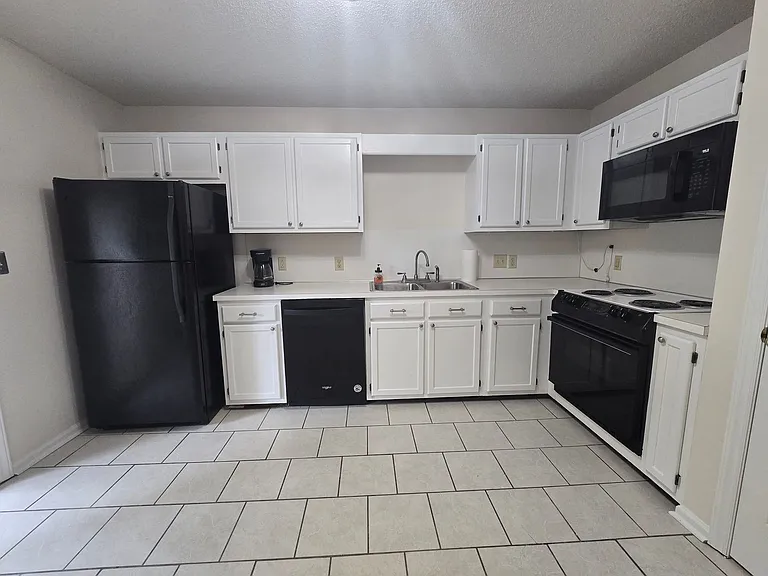 110 Westbrook Ct — Photo 2