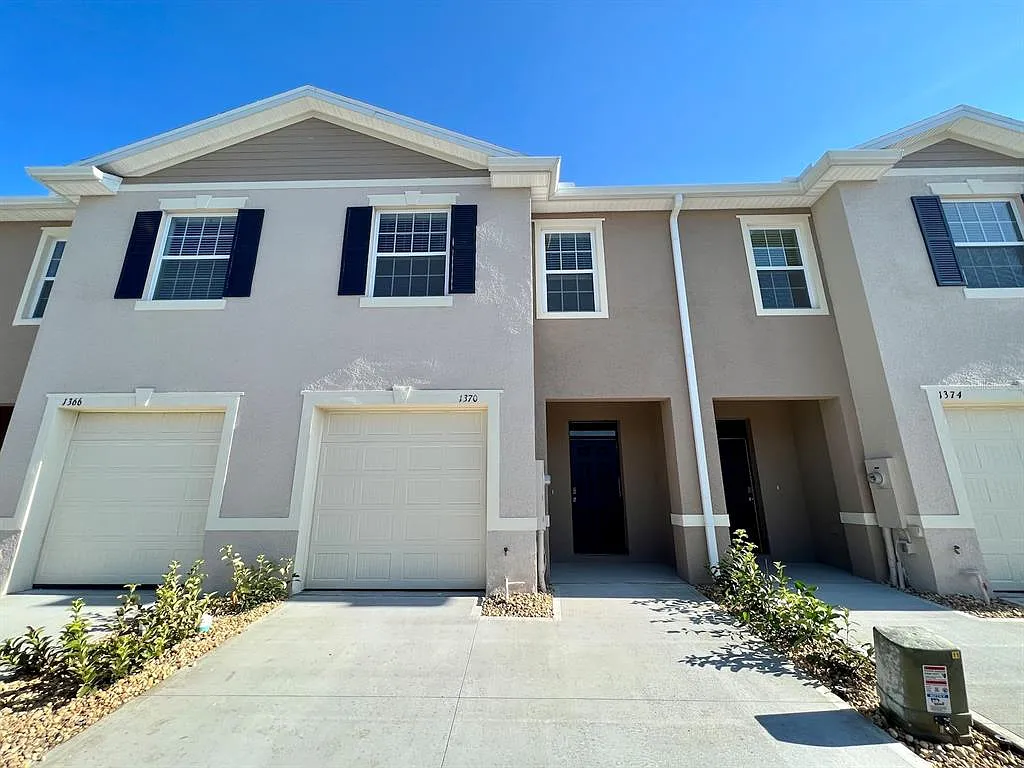 3 bed, 2.5 bath, 1720 sqft, $2,100 — Photo 1