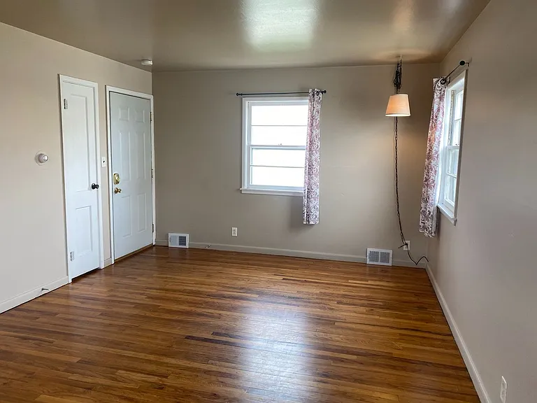 423 E Saint Patrick St — Photo 2