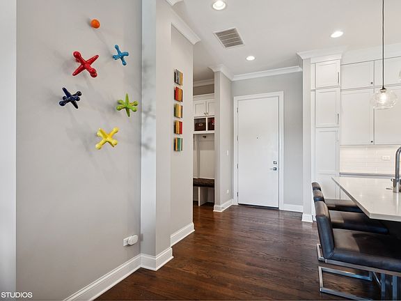 2nd image of 5820 N Clark St #303