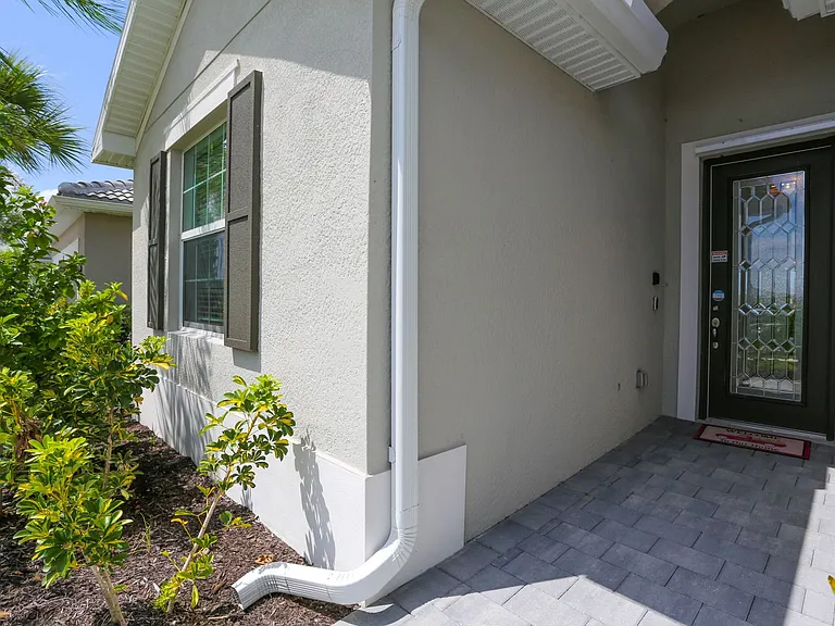 2155 Hamlin St — Photo 8