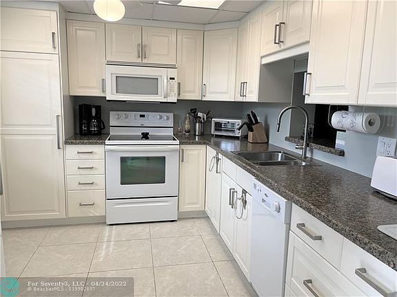 2nd image of 101 SE 3rd Ave APT 406