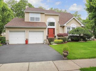 10 Forsythia Dr, Edison, NJ 08837