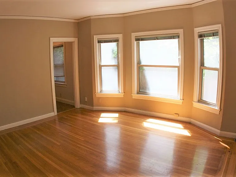 291 Lester Ave — Photo 2