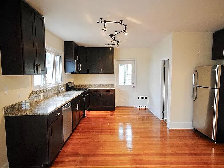 2nd image of 92 Surrey St Unit 1