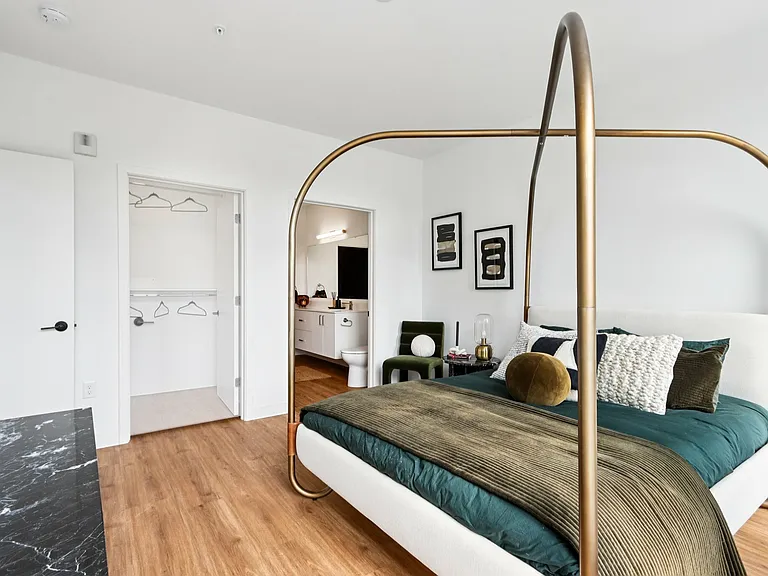 Capricorn 2 bed, 2 bath + den
