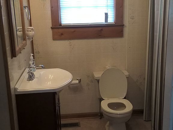 2nd image of 903 Elm Ave