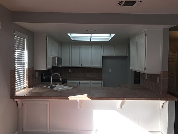 5th image of 537 Oakborough Ave