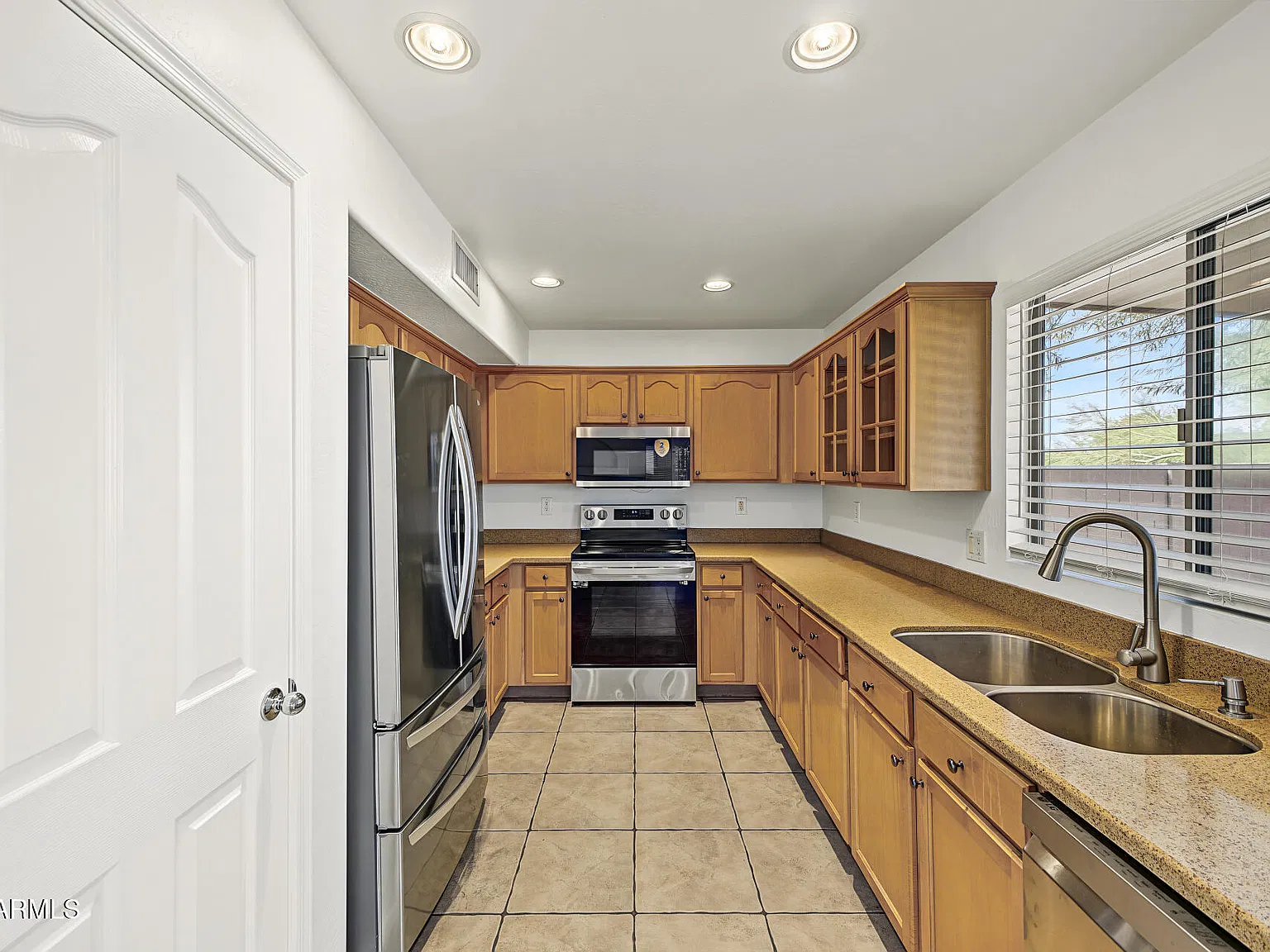 4 bed, 2.5 bath, 1964 sqft, $2,100 — Photo 4
