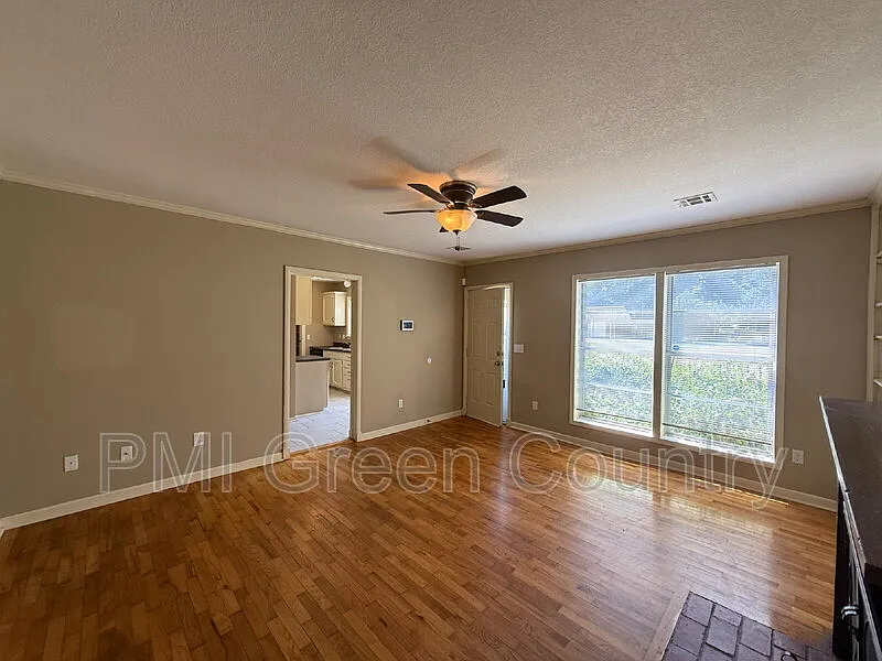 3 bed, 1.0 bath, $1,445 — Photo 4