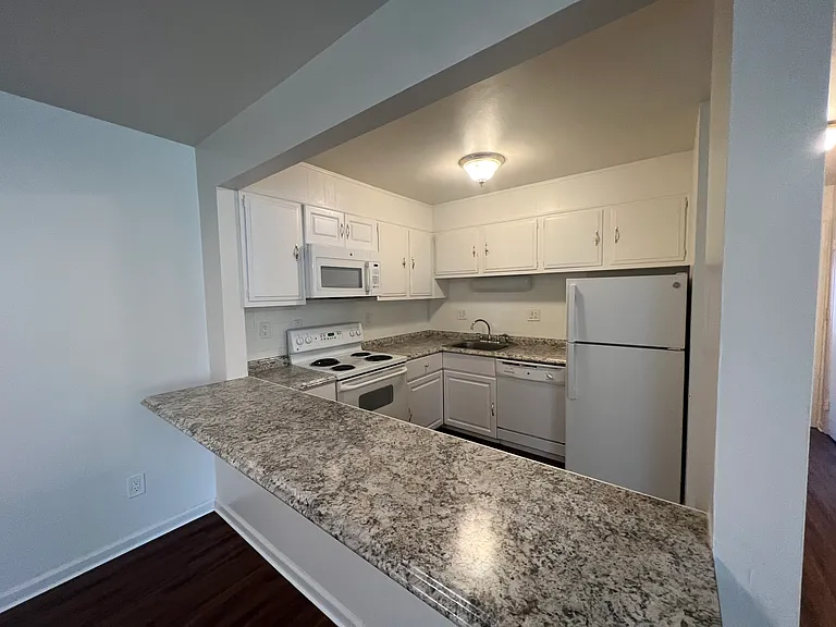 165 Pearl St — Photo 4