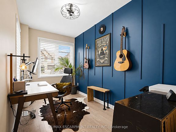 3rd image of 44 Stillwater Cres