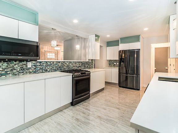 4th image of 1033 Blouin Dr