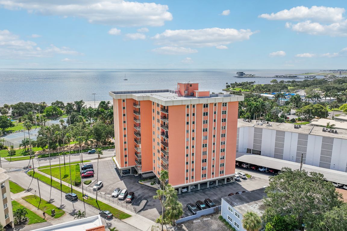 N Shore Dr NE 903-015.jpg