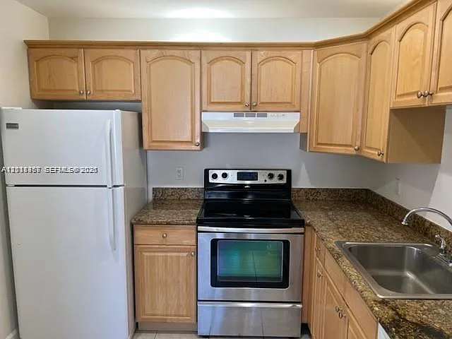 Kings Point Saxony Condos — Photo 4