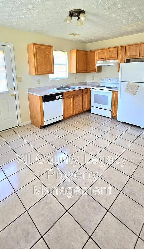 3 bed, 1.0 bath, $1,250 — Photo 3