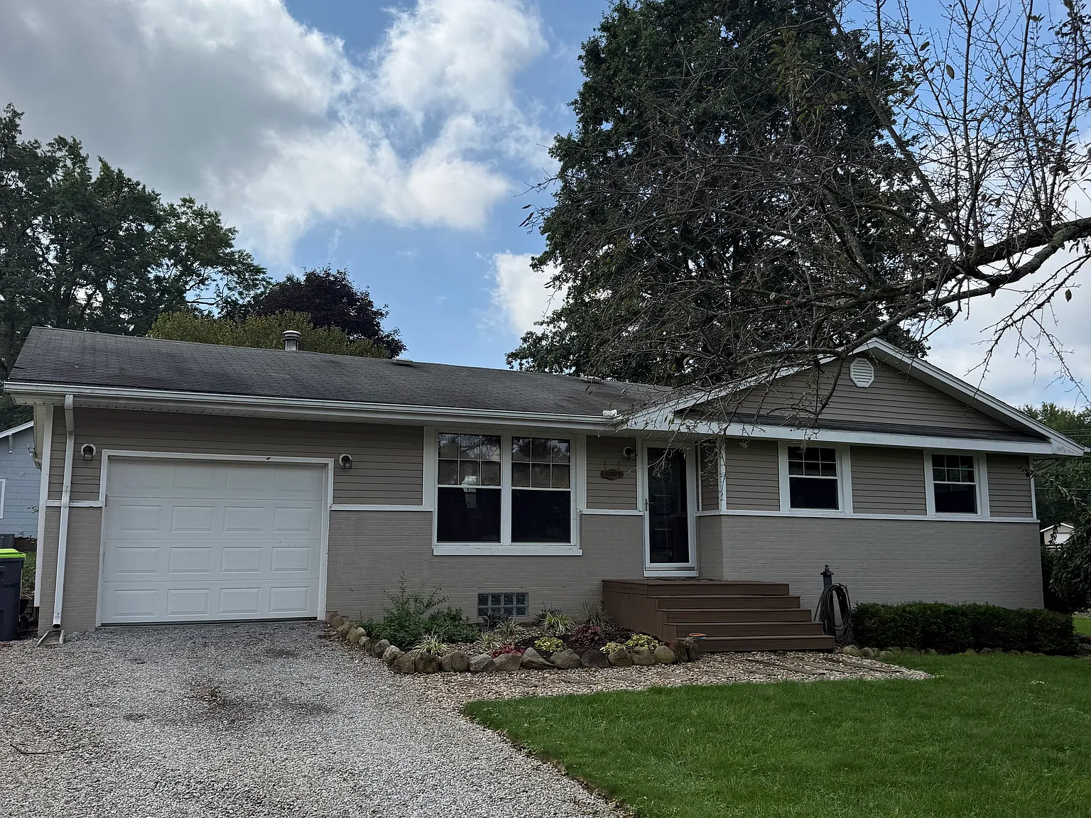 3 bed, 1.5 bath, 1484 sqft, $1,600 — Photo 1