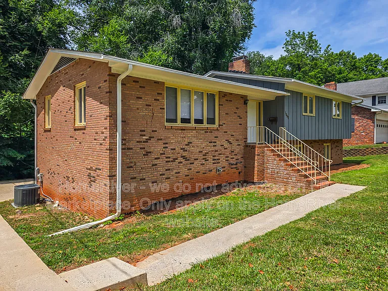 3002 Club Dr — Photo 2