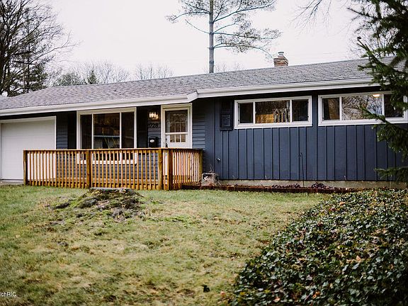 3rd image of 1728 Herrick Ave NE