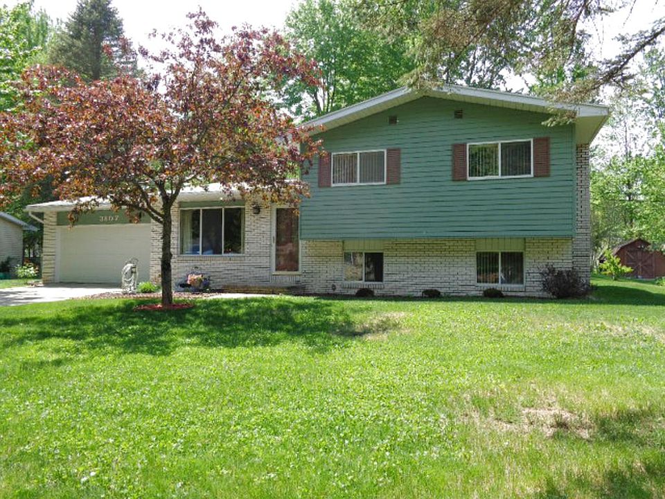 DESIRABLE CHESTNUT HILL AREA!!  Established neighborhood!!  Remodeled kitchen and lower level bathroom 2013.  Second level bathroom has also been recently remodeled. Newer carpet in family room and master bedroom.  Hardwood flooring in living room, kitchen and dining area. Colors blend nicely throughout home. Partial basement with abundant storage. Central Air. Newer furnace and thermostat. New chimney brick. Two sheds. This Home Is A Must See!!
