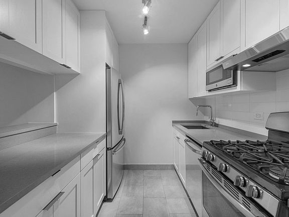 4th image of 1 Columbus Pl APT N23b