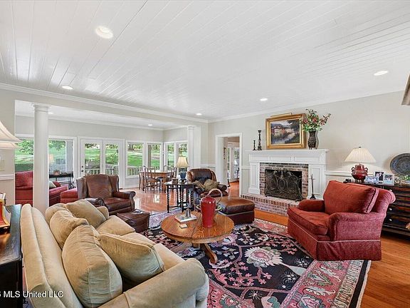 5th image of 101 Lauren Ln
