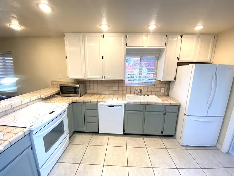 305 Perry St — Photo 2