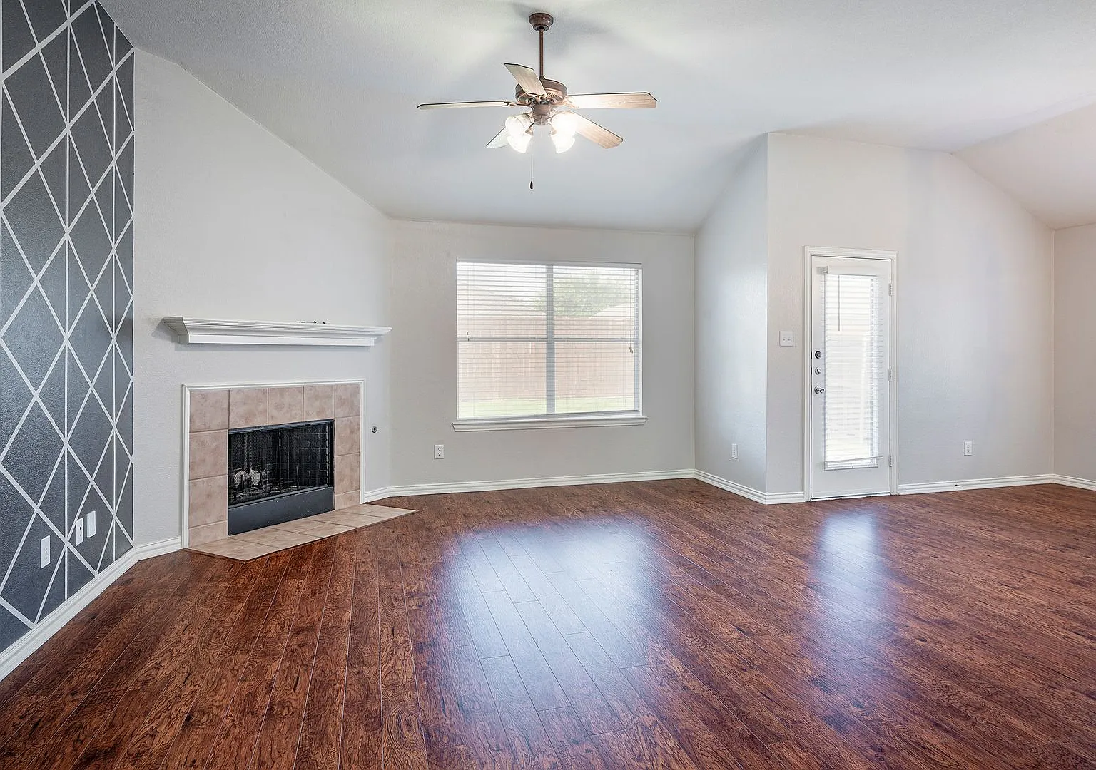 4 bedroom, 2 bath in great neighborhood — Photo 2