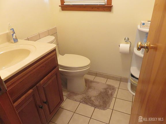4th image of 14 Sterling Ct