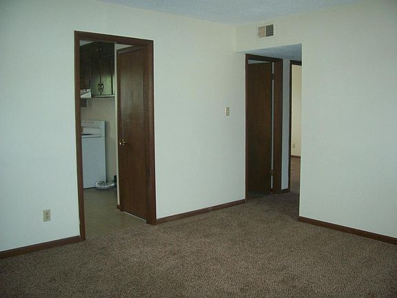 2nd image of 128 Lynnwood Dr APT 14