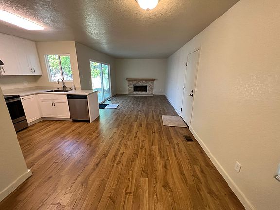 5th image of 636 Saint Andrews Dr