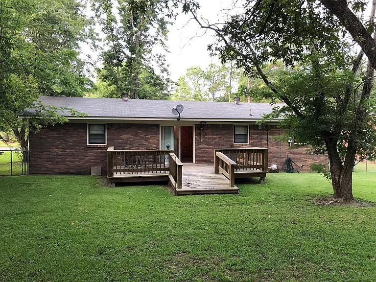 915 Eisenhower Dr — Photo 12
