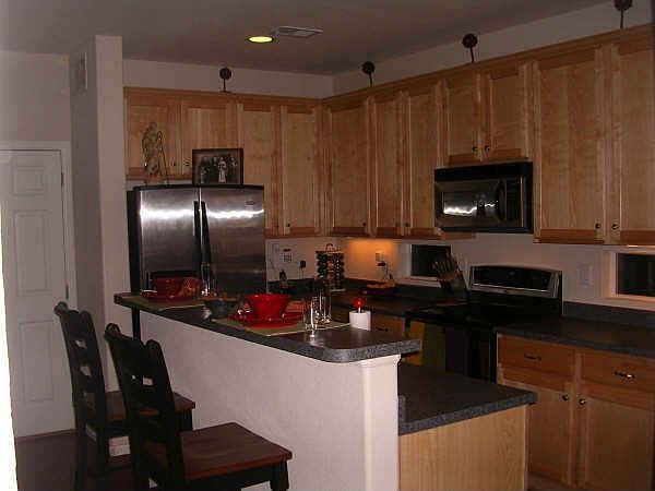 KITCHEN AND BREAKFAST BAR
