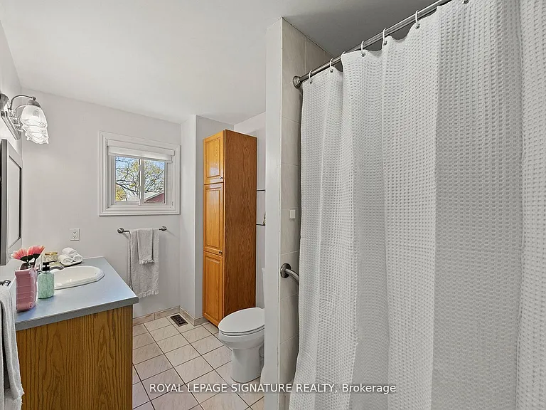 22 Madsen Cres — Photo 37