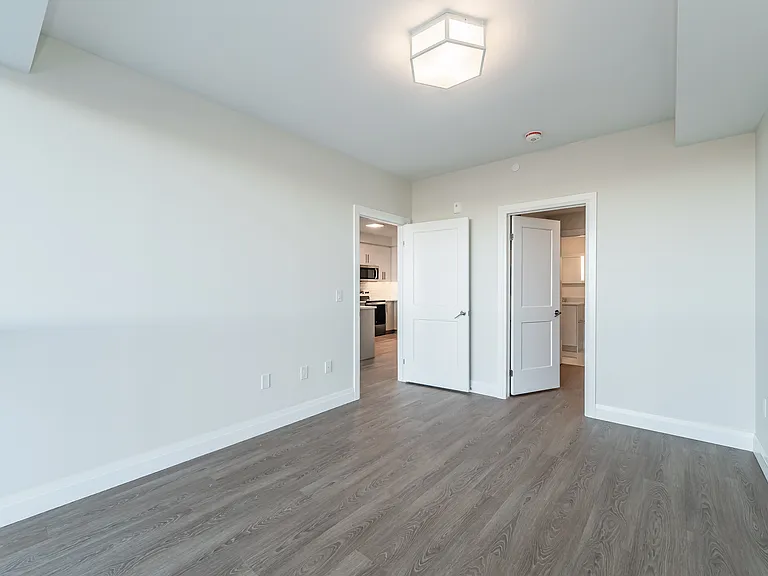 460 Columbia St W — Photo 50