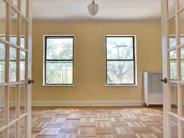 401 Edgecomb Avenue image 1 of 8