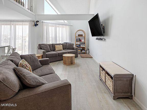 5th image of 9 Pearl St APT 1G