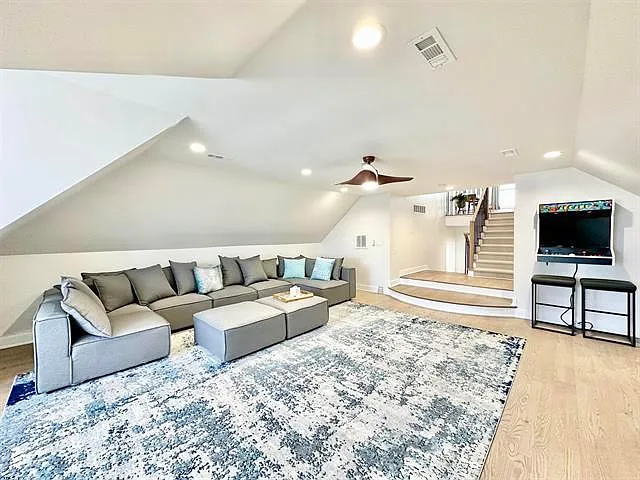 136 Lincoln Dr — Photo 27