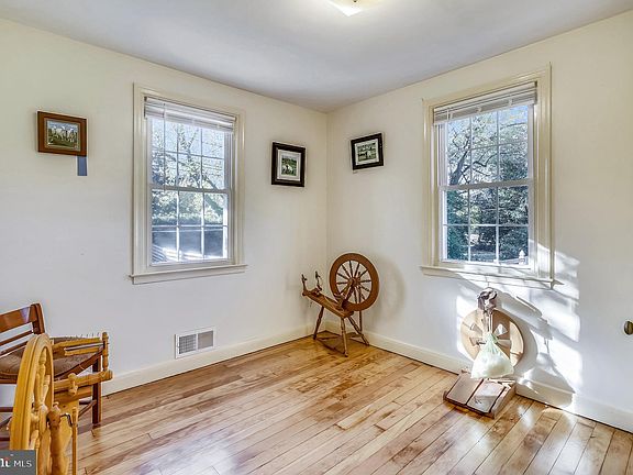 5th image of 210 Homewood Rd