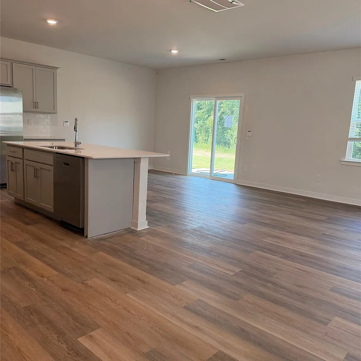 4 bed, 2.5 bath, 1927 sqft, $2,195 — Photo 2