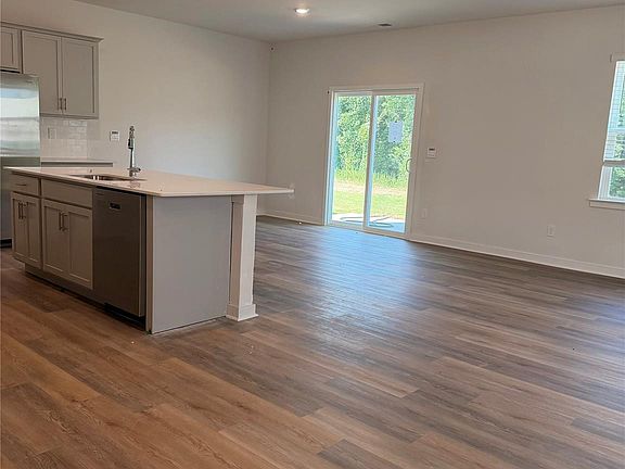 2nd image of 1423 Mammoth Rd