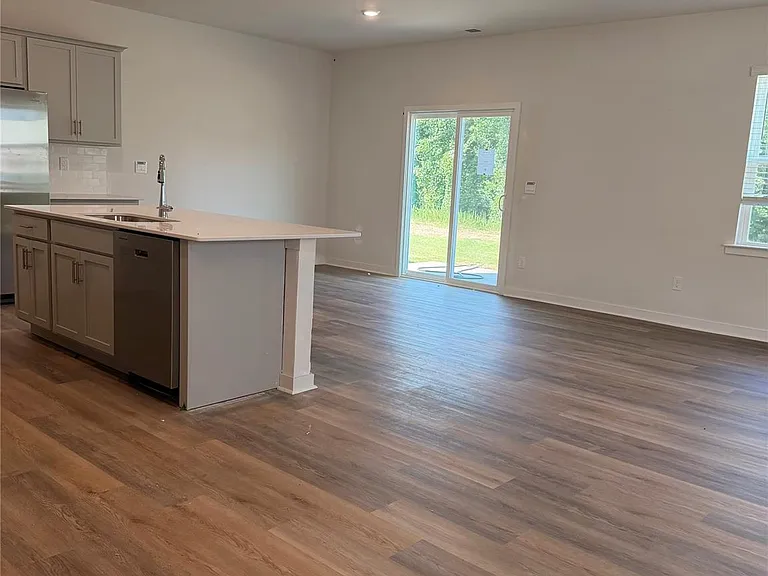 1423 Mammoth Rd — Photo 2