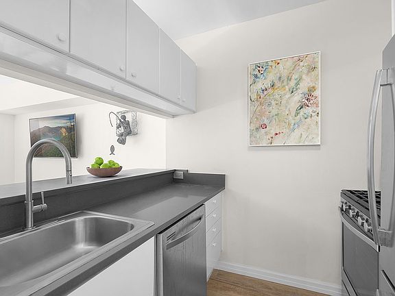 4th image of 150 W 56th St APT 3109