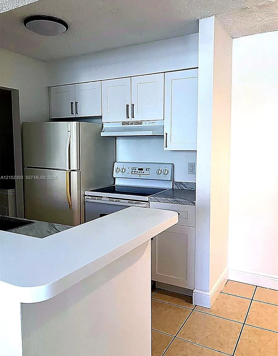 Royal Poinciana Condo — Photo 4