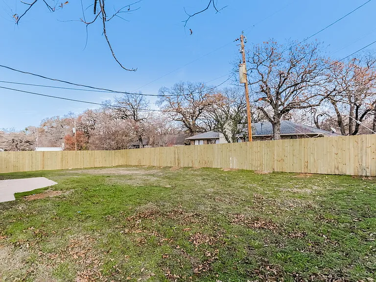 2727 Lucas Dr — Photo 16
